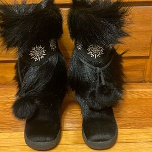 SOLD. Oscar Sport Boot Apres Goat Hair Pom Pom.